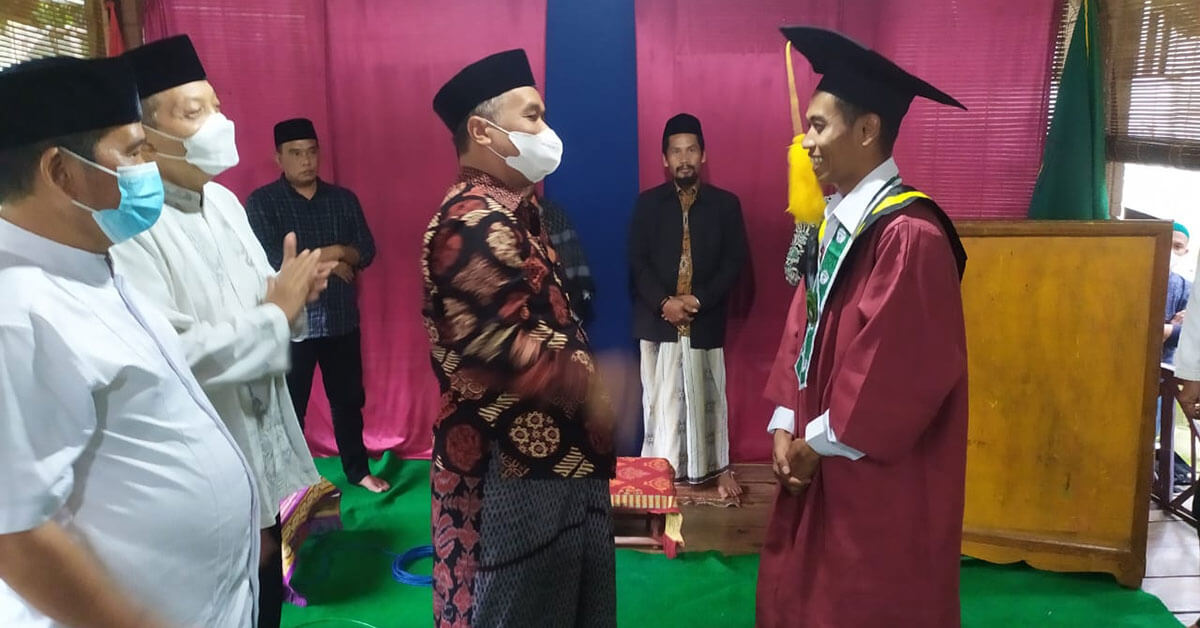 Walikota Magelang, dr. Muchamad Nur Aziz saat berbincang dengan seorang santri lulusan S1 dalam acara wisuda santri di Pontren Selamat, Minggu